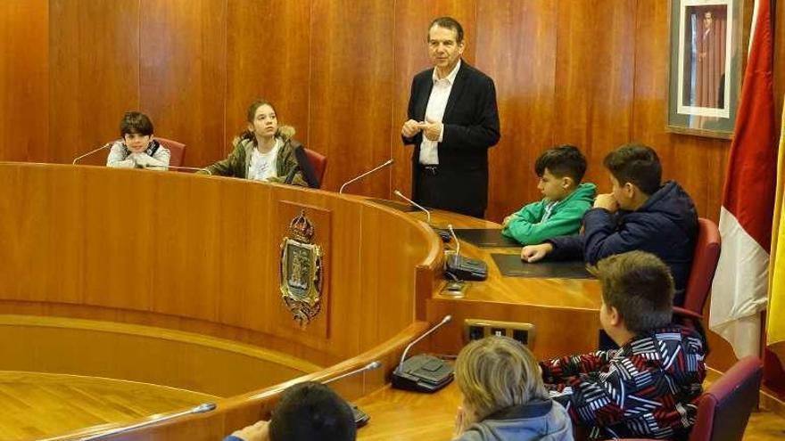 Alumnos del colegio Mestres Goldar conocen el Concello