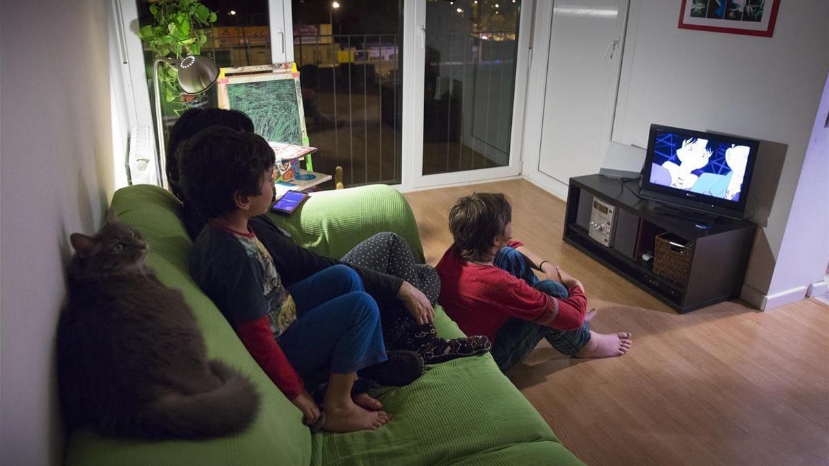 barcelona conciliacion familia mirando la tele