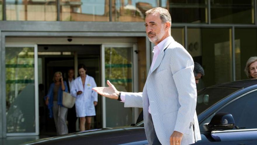 Felipe VI y doña Sofía visitan al Rey Juan Carlos.