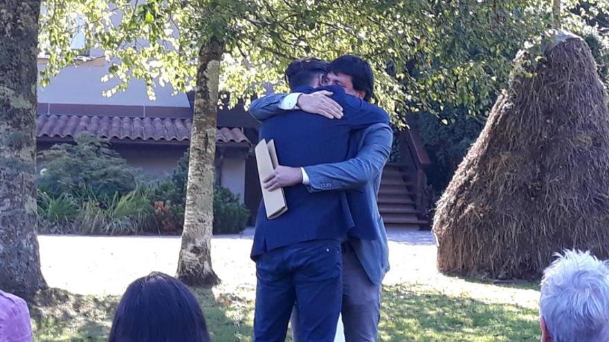 El hijo del policía Antonio Cedillo se abraza con Julen Mendoza.