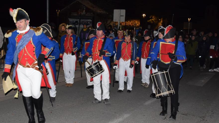 Sant Llorenç recorda en una cercavila els dos-cents anys de la crema del poble