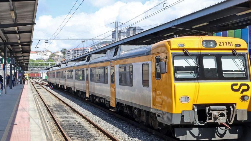 El automotor de la serie 592 que opera el Tren Celta en la estación de Guixar.