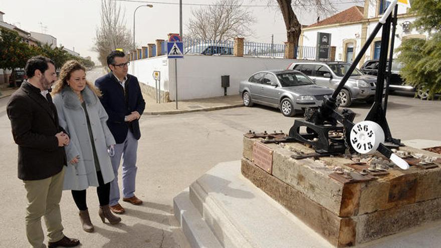 El monumento es un cambio de agujas, situado cerca de la estación.