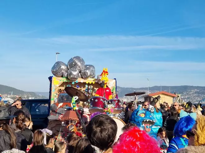 Los escolares de Moaña desfilan en el Enterro da Xoubiña