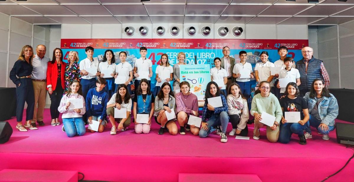 Alumnos del instituto Zurbarán y los colegios Puerta Palma y Tomillar, con sus premios.