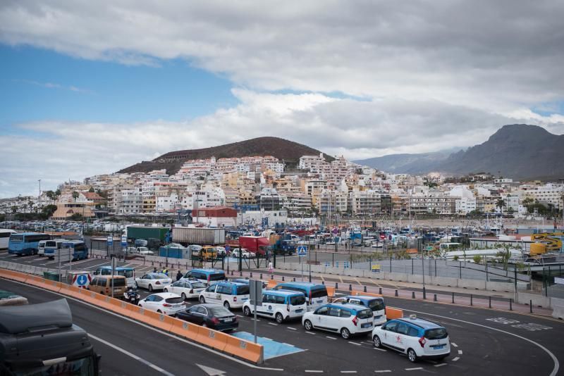 Tráfico en el muelle de Los Cristianos