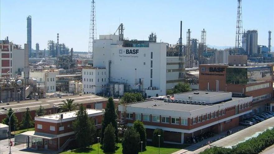 Basf prevé facturar menos por la debilidad del automóvil