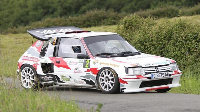 El Peugeot de Antonio López y Santiago Gil en plena competición. | BERNABÉ/AMANDA CASTRO