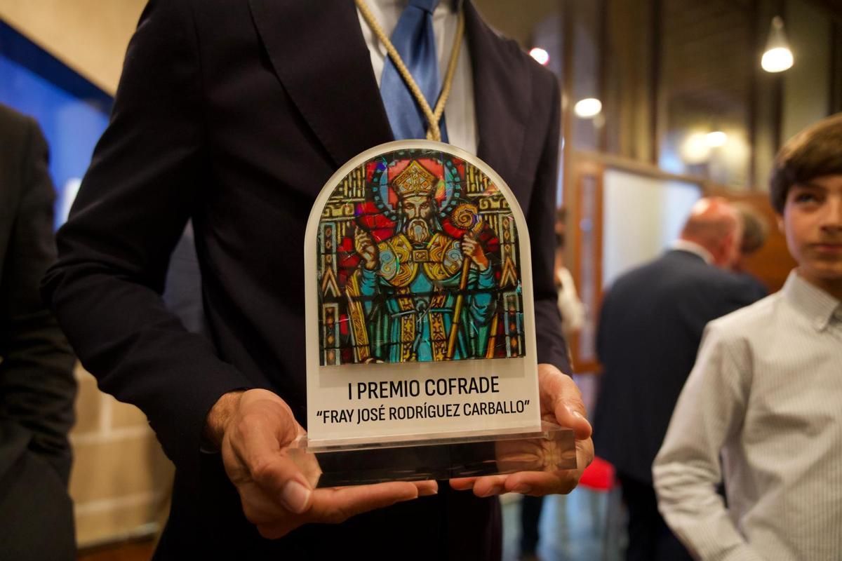 Detalle del galardón del I Premio Cofrade Fray José Rodríguez Carballo.