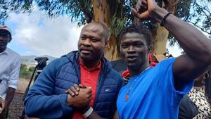 El activista senegalés Guy Marius Sagna visita el centro de migrantes de Las Raíces.