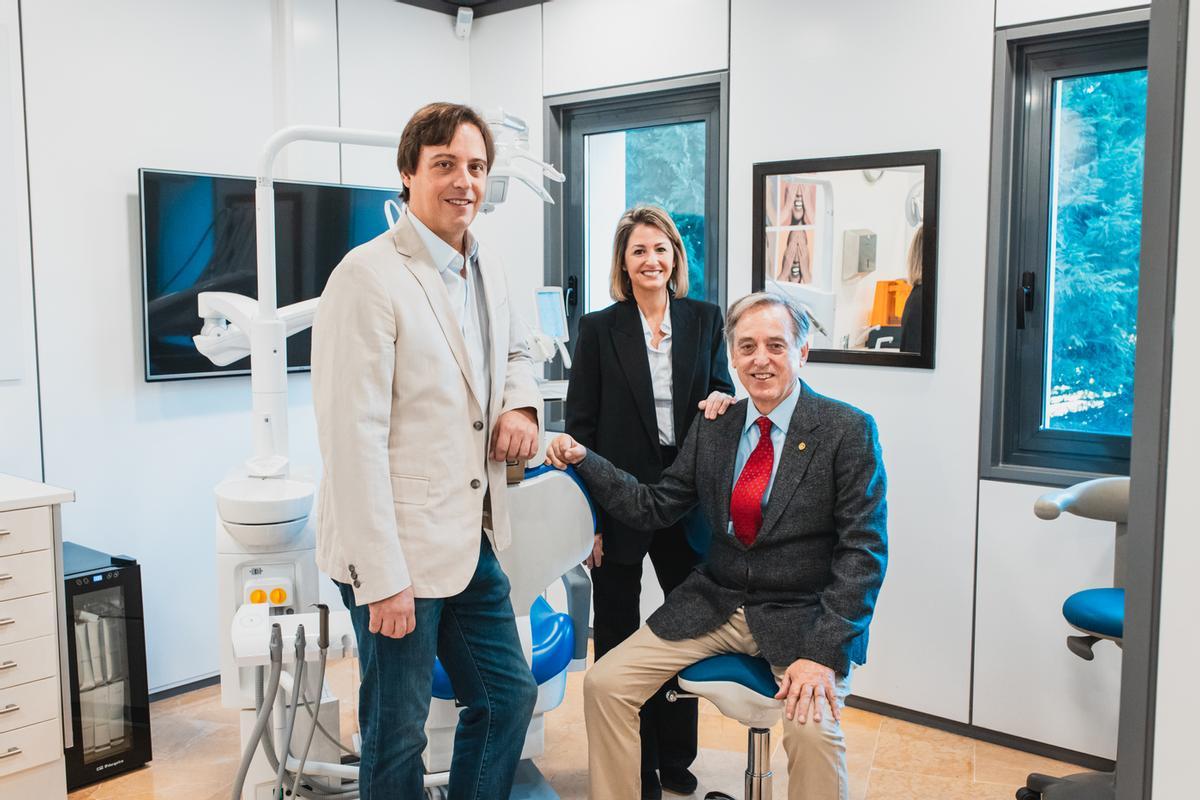 El Dr. Emilio Martínez-Almoyna Rifá, Dr. Emilio Martínez-Almoyna Rullán y Dra. Cristina Martínez-Almoyna Rifá