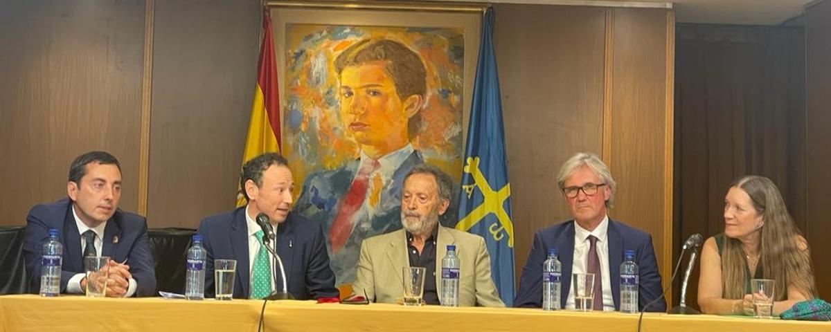 Guillermo Martínez, segundo por la izquierda, durante su intervención en el acto, junto a Gerardo Sanz y a responsables del Centro Asturiano de Madrid y del Principado.
