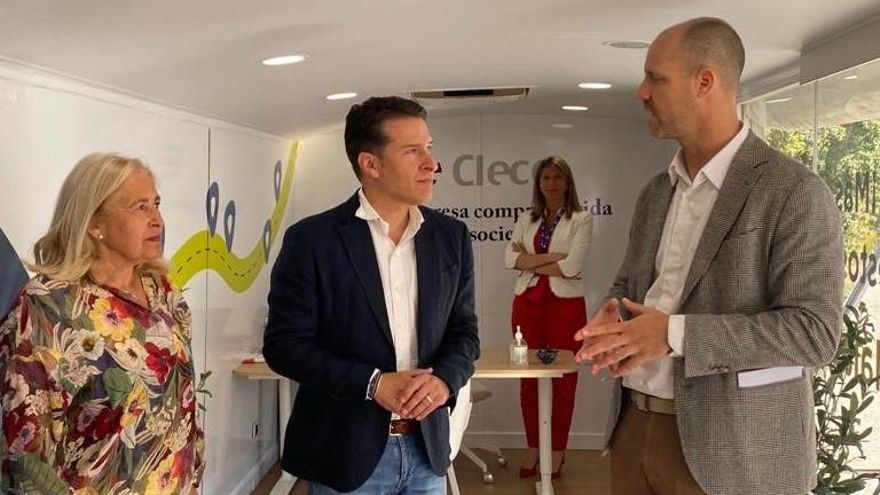 La concejala de Bienestar Social de Torrox, Ana Pérez, el alcalde de Torrox, Óscar Medina, acompañados por el gerente de Clece Málaga, Pablo García Avilés.