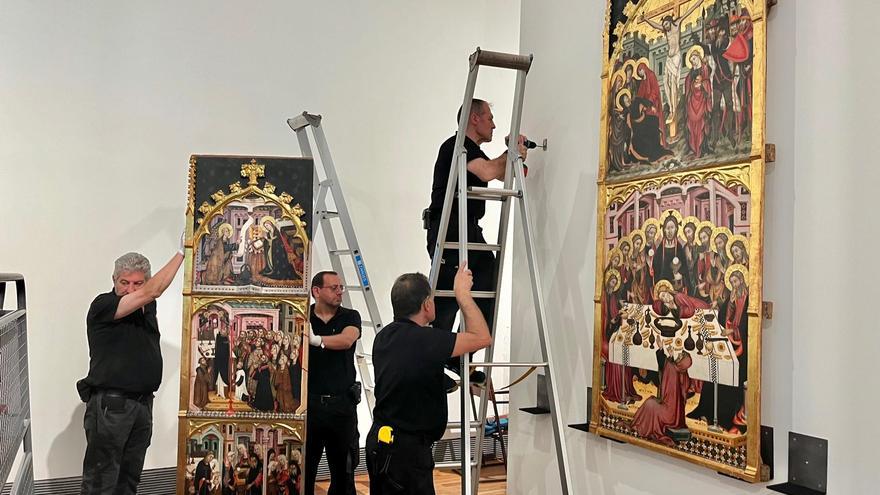 Los técnicos ya han instalado las piezas del retablo en la sala de exposición.