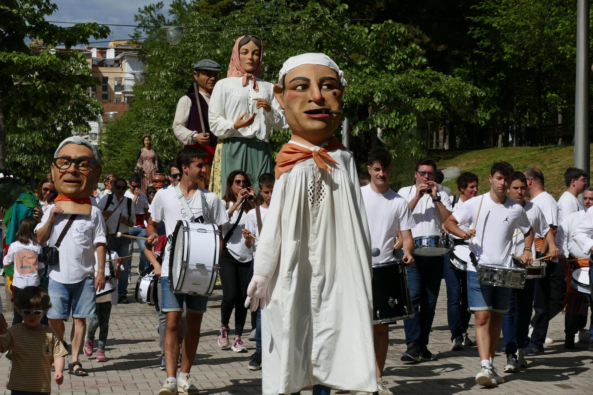 Vuit colles gegants passegen pel centre de Figueres