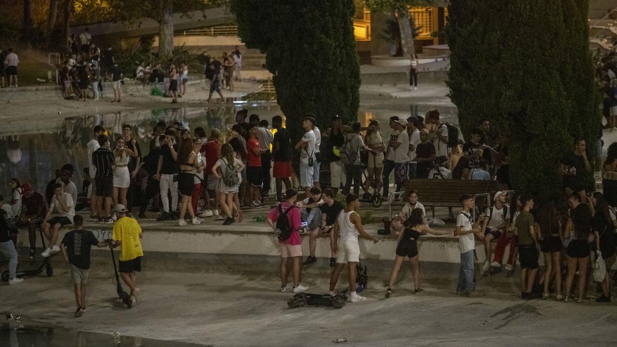 Aglomeraciones en la primera noche de las Fiestas de Sants en Barcelona