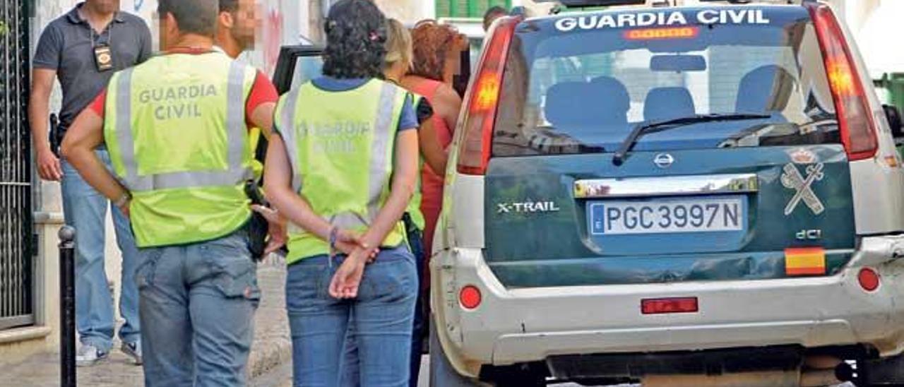 Agentes de la Guardia Civil, durante una operación contra el tráfico de drogas.