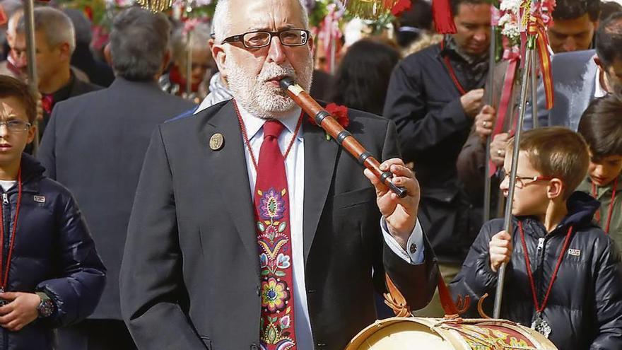 Corbata rojo bermellón con el tradicional bordado carbajalino.