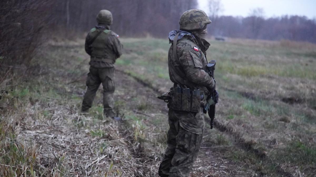 Soldados polacos patrullan la frontera entre Bielorrusia y Polonia.