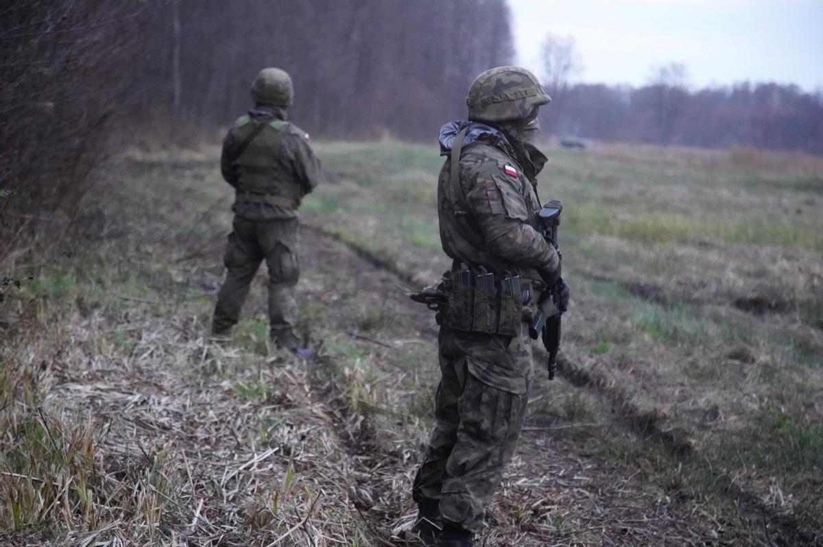 Soldados polacos patrullan la frontera entre Bielorrusia y Polonia.