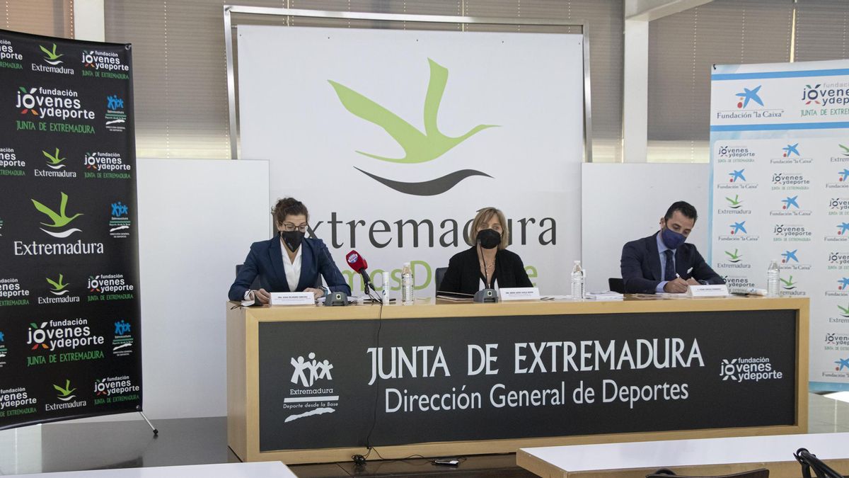 María Jesús Catalá Buera, Sonia Bejarano Sánchez y César Corcho Fernández, presentan el programa de acciones.