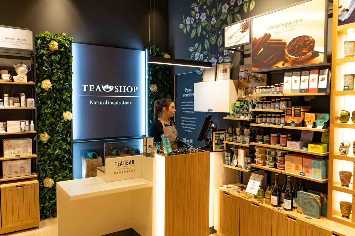 Una trabajadora del Tea Shop en la nueva tienda de Aragonia