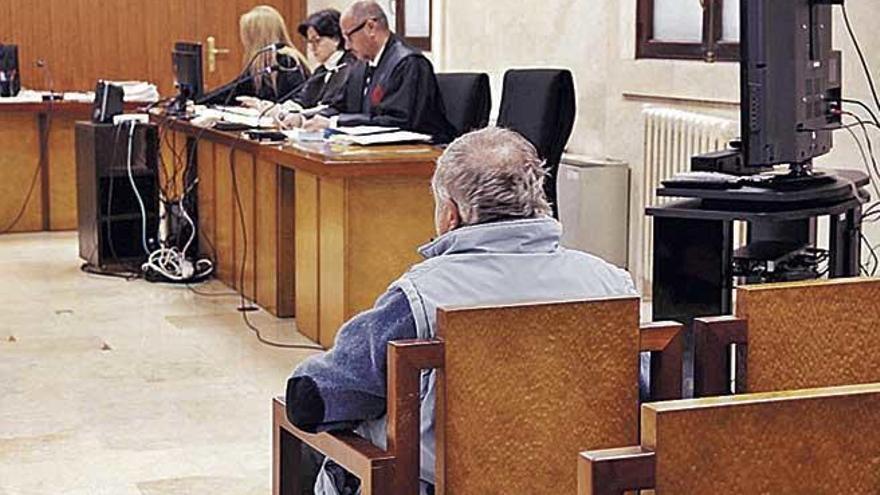 El hombre condenado, ayer en el banquillo en la Audiencia de Palma.