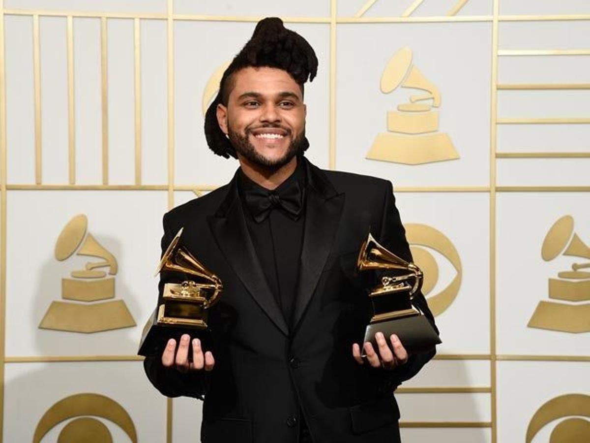 The Weeknd posa feliz con sus dos Grammy.