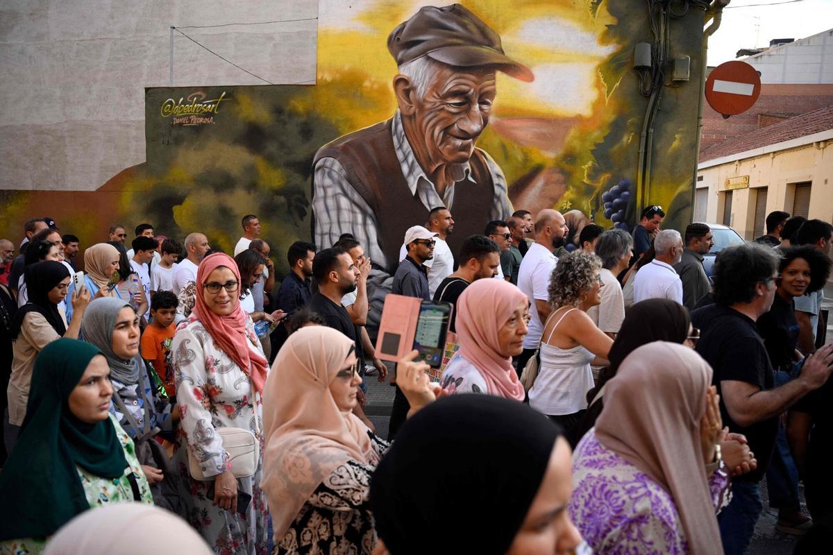 Unas 500 personas participan en una manifestación para condenar el incendio que calcinó el centro islámico del municipio