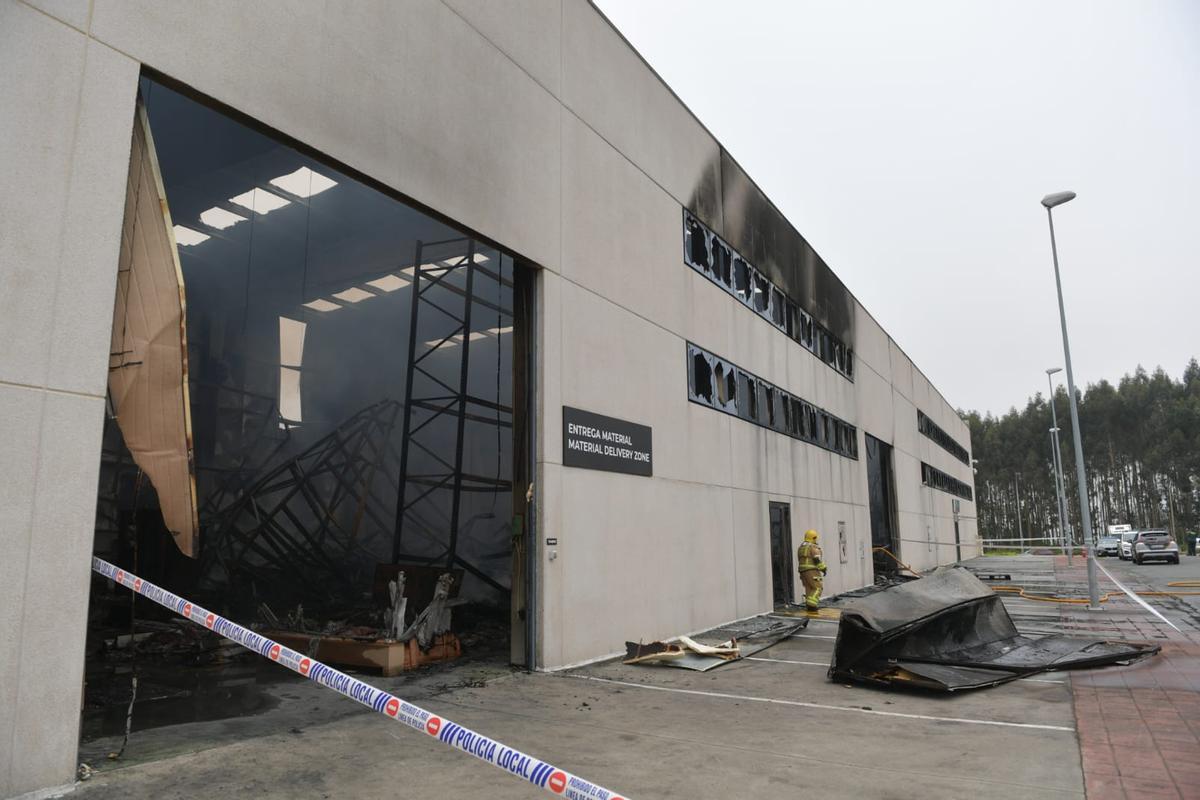 Un incendio destroza la nave de Trison en el polígono de Espíritu Santo