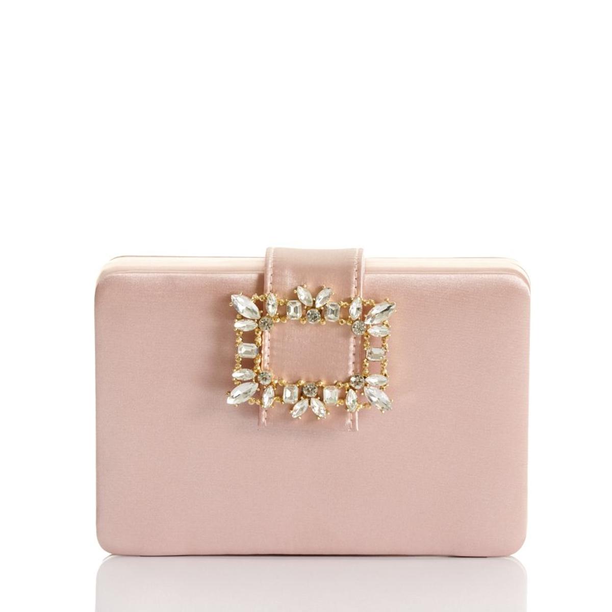 Cartera -clutch en tono rosa claro, con forma rectangular y broche