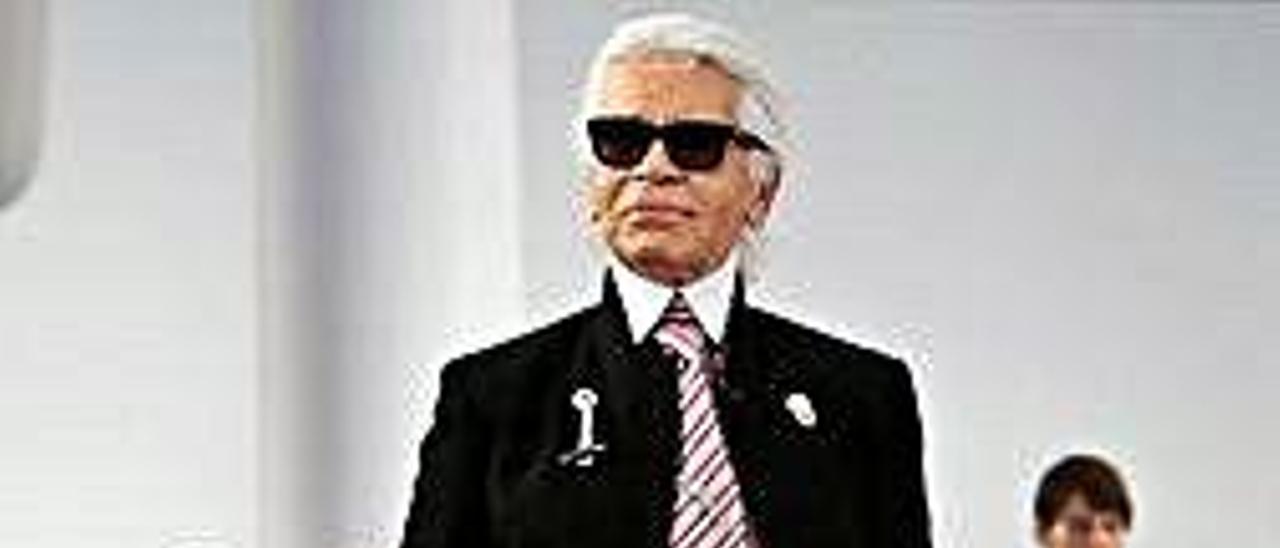 Karl Lagerfeld, al finalizar uno de sus desfiles.