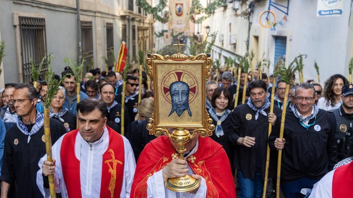 Santa Faz 2025: Mensajes contra Mazón, dolçaina i tabalet y "La manta al coll"