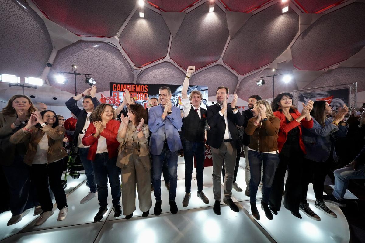 Pedro Sánchez, con el candidato Carlos Martínez y el ministro de Transportes, Óscar Puente, ambos a su izquierda, este viernes en la Cúpula del Milenio de Valladolid.