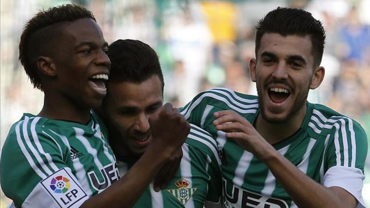 Rubén Castro, felicitado por Musonda y Ceballos