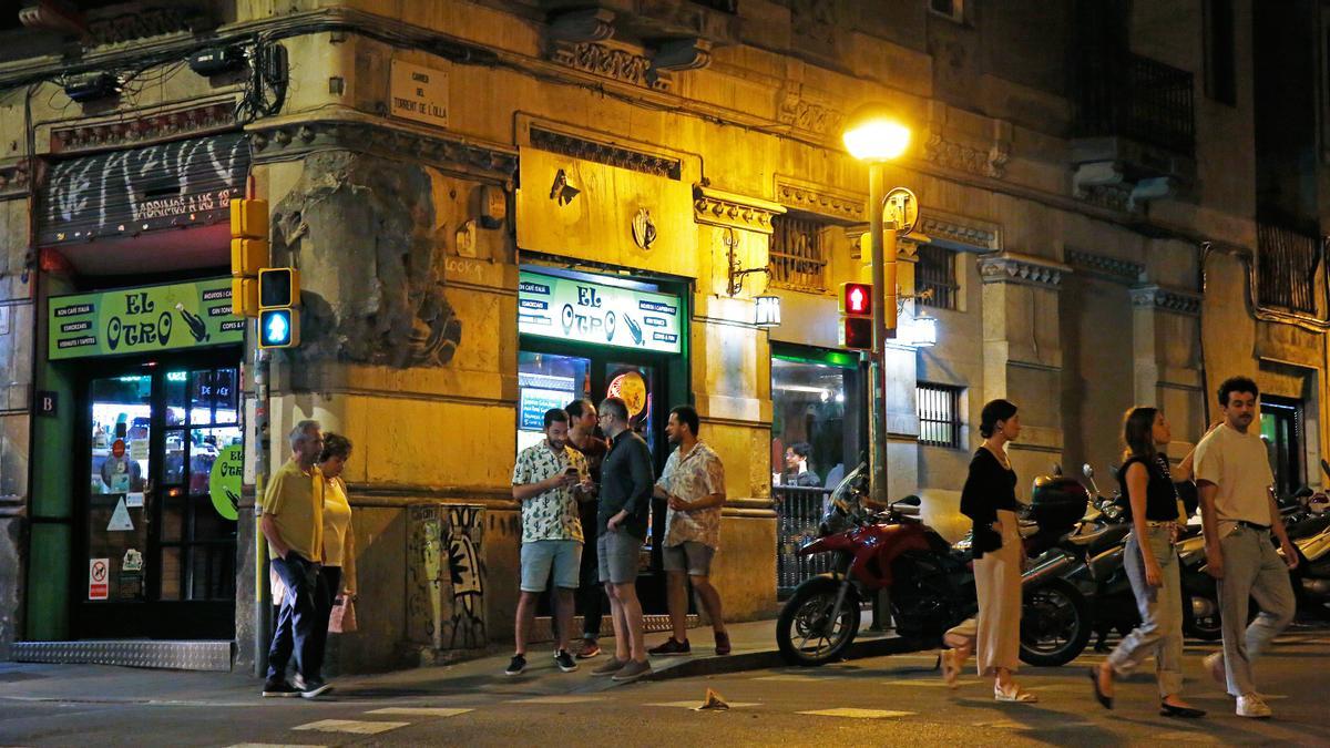 Exterior del bar El Otro, en Torrent de l'Olla, esquina con Travessera de Gràcia, el pasado sábado por la noche.