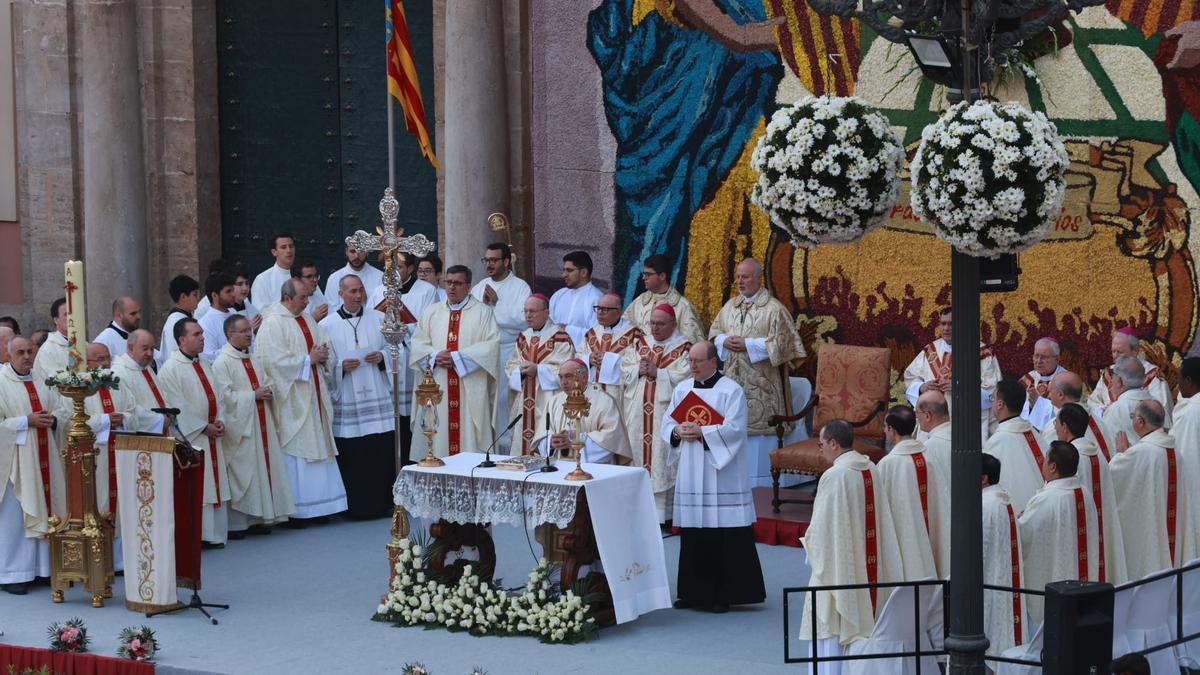 Aspecto del altar perincipal en la misa