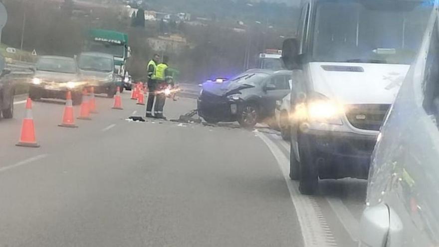 Terrible accidente en la carretera: un coche secciona las piernas a un conductor cuando colocaba los triángulos