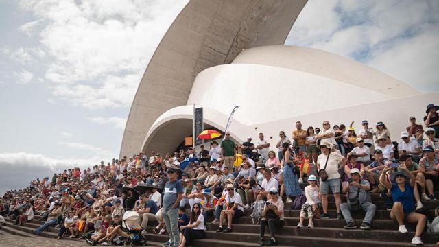 Público agolpado en las escalinatas del Auditorio de Tenerife para seguir el desfile de las Fuerzas Armadas.