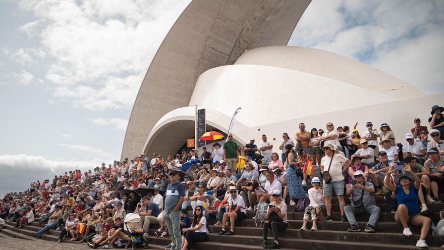 Público agolpado en las escalinatas del Auditorio de Tenerife para seguir el desfile de las Fuerzas Armadas.