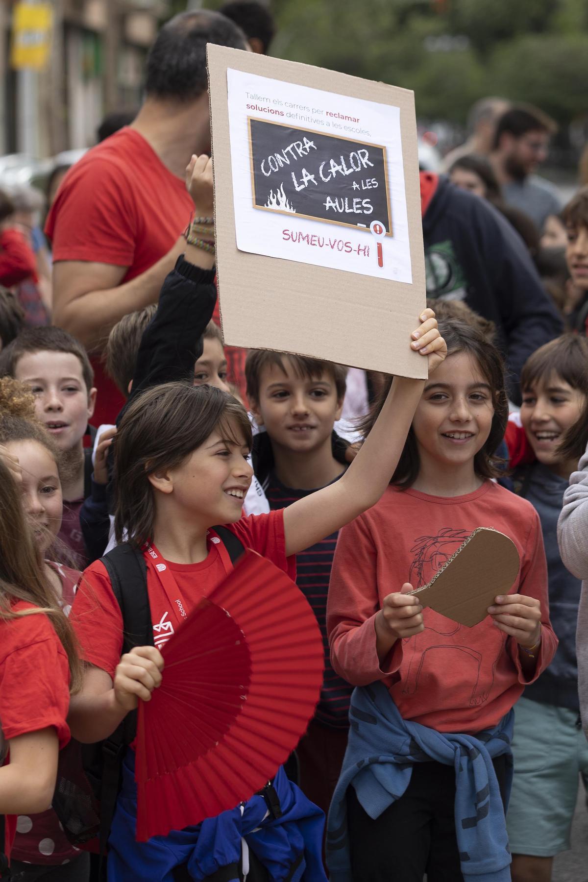 Familias de la Escola La LLacuna del Poblenou cortan el tráfico para reclamar soluciones definitivas en las escuelas contra el calor en las aulas.