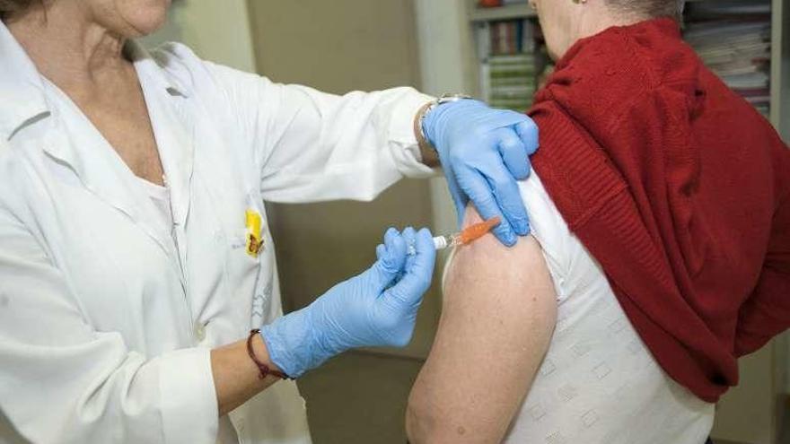 Una mujer recibe la vacuna de la gripe en A Coruña.