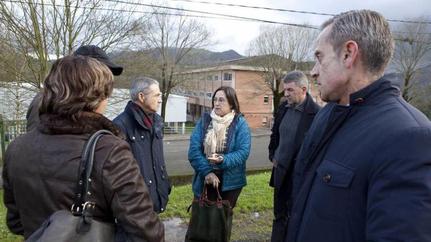 Los representantes vecinales, frente al colegio.