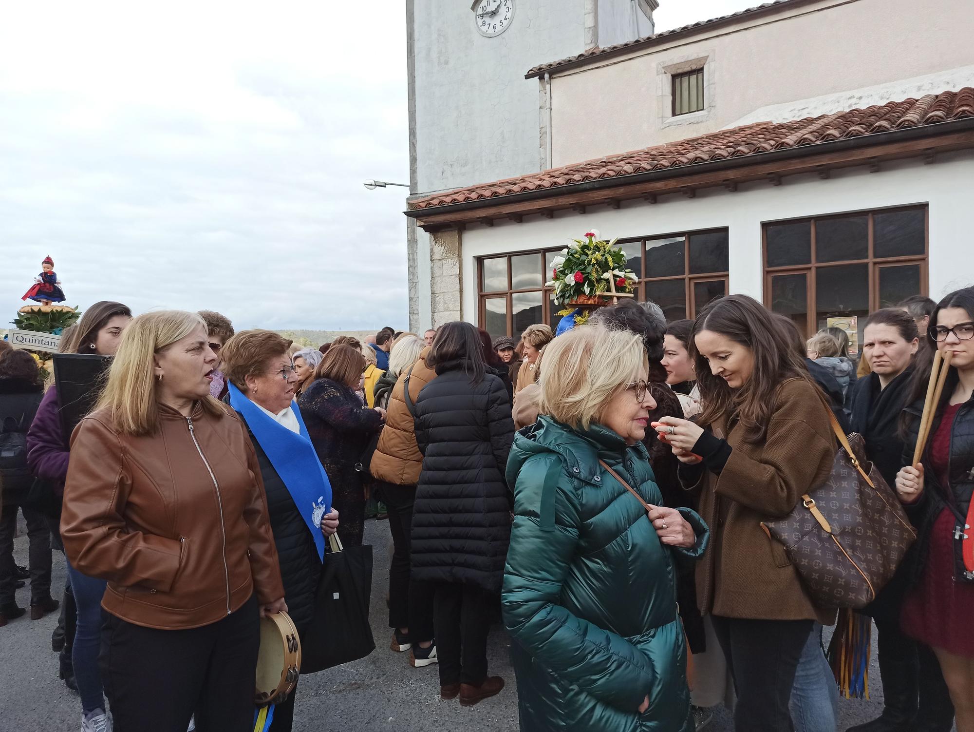 En Posada de Llanes, los panes del ramu vuelan por La Candelaria: "Hay que andar rápido"