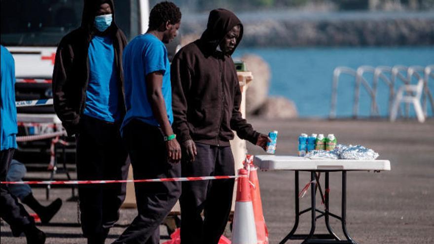 Canarias exige ayuda al Gobierno central para controlar la COVID-19 en la inmigración ilegal