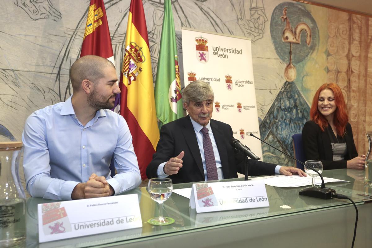 Los astronautas Pablo Álvarez Fernández y Sara García Alonso, recientemente seleccionados por la Agencia Espacial Europea para formar parte de su equipo, atienden a los medios con motivo de su visita a la Universidad de León.A las 11.45 horas, visita a la Facultad de Ciencias Biológicas y Ambientales y a la Escuela de Ingenierías Industrial, Informática y AeroespacialA las 13.00 horas, participan en un coloquio en el Salón de Actos de la Escuela de Ingenierías Industrial, Informática y Aeroespacial.