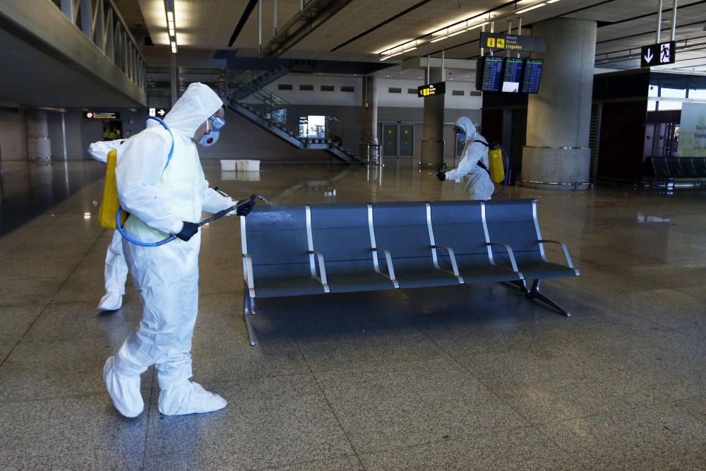 Efectivos de la UME, en el Aeropuerto.