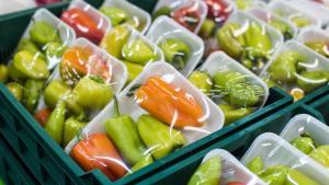 La norma prohibirá el sobreenvasado de alimentos con plástico