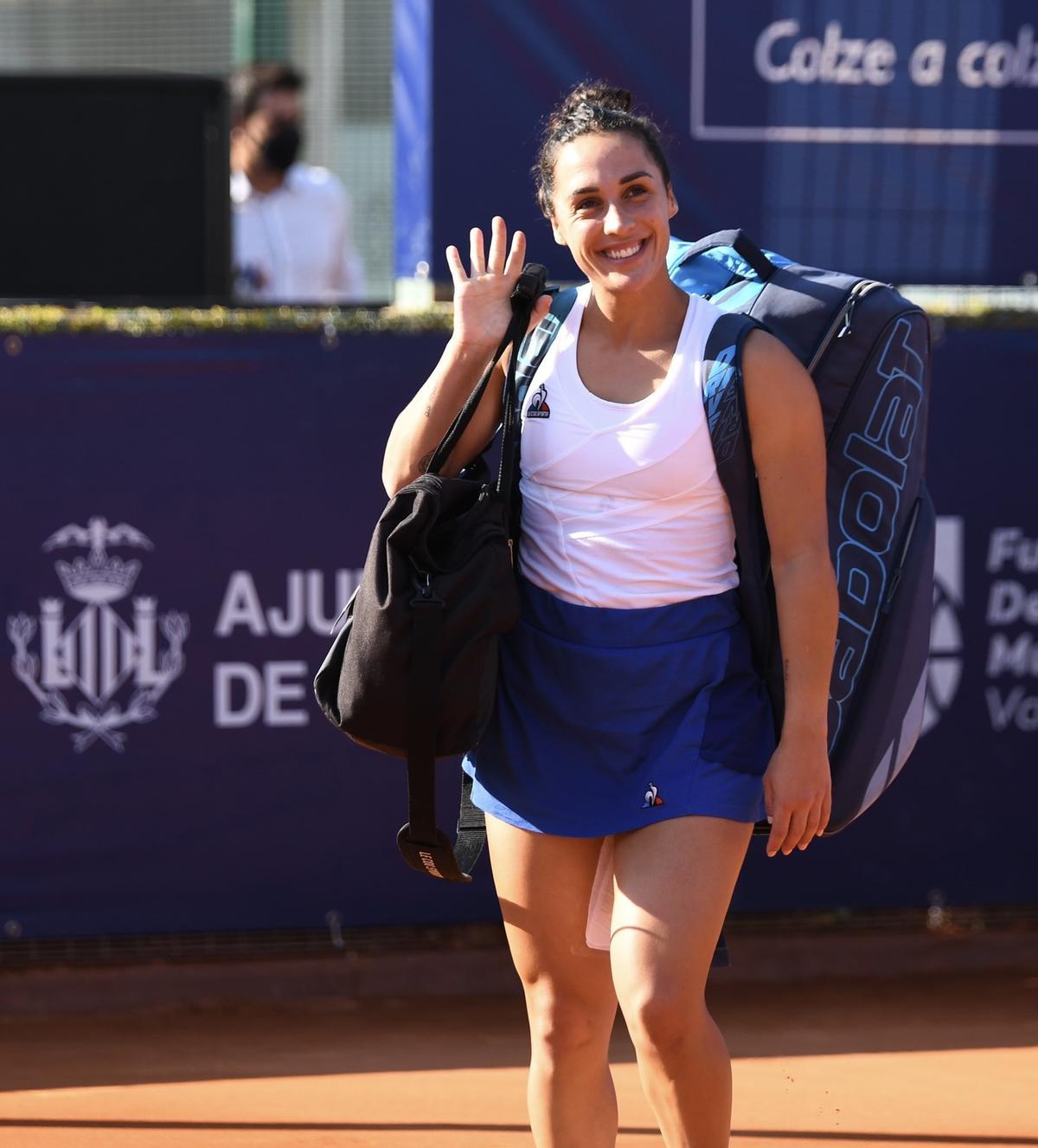 Martina Trevisan saluda a los aficionados en el Sporting Club de Tenis