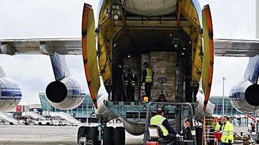 El material sanitario, llegando al aeropuerto de Mallorca.